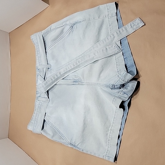 Gap, Size 12/31 '3 1/2" Short'  Light Wash, Excellent Used Condition. - Picture 1 of 12